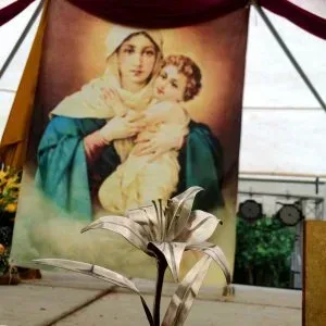 Azucenas junto a la imagen de la Virgen de Schoenstatt